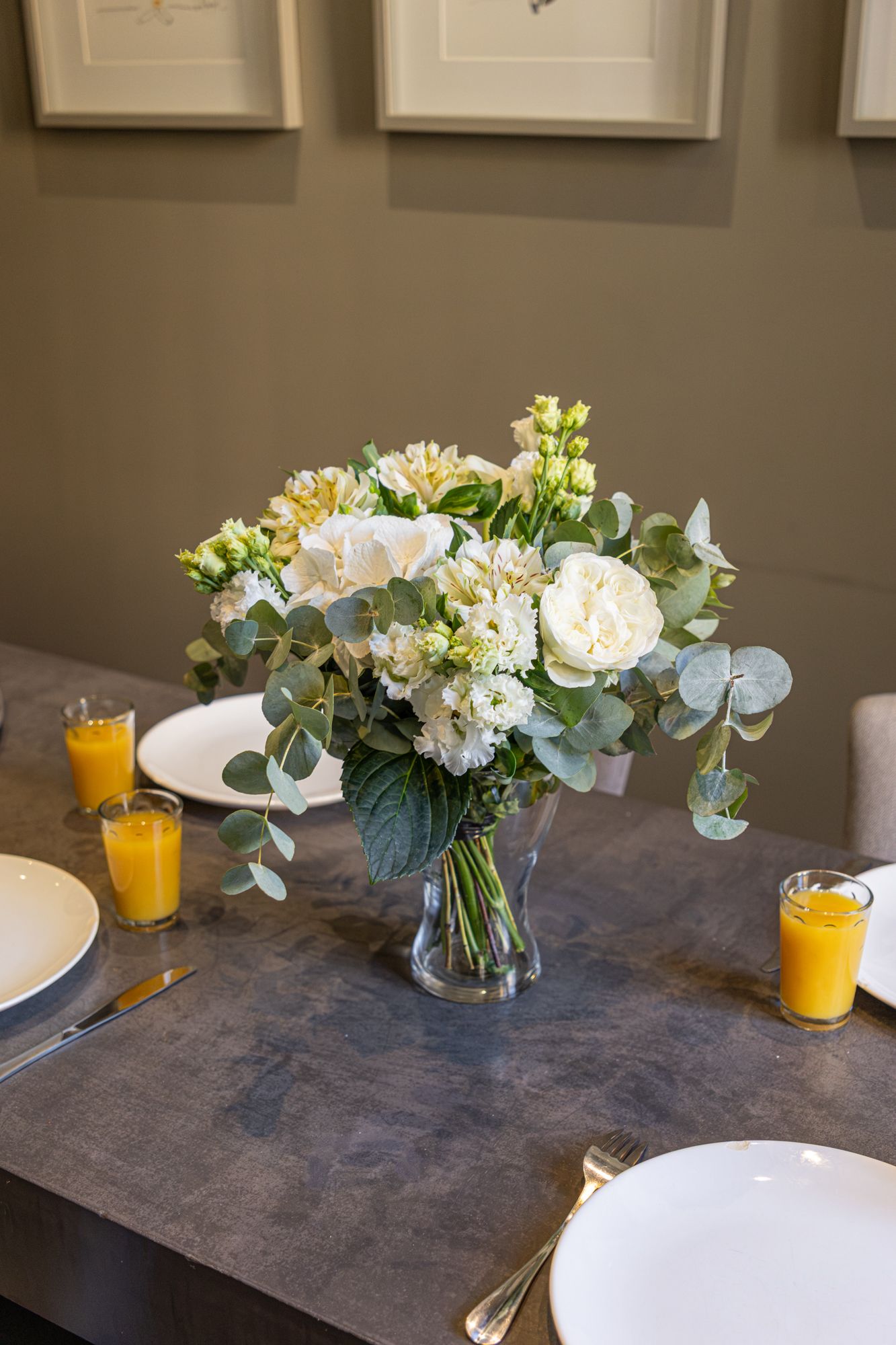 Une table dressée avec un bouquet de fleurs blanches