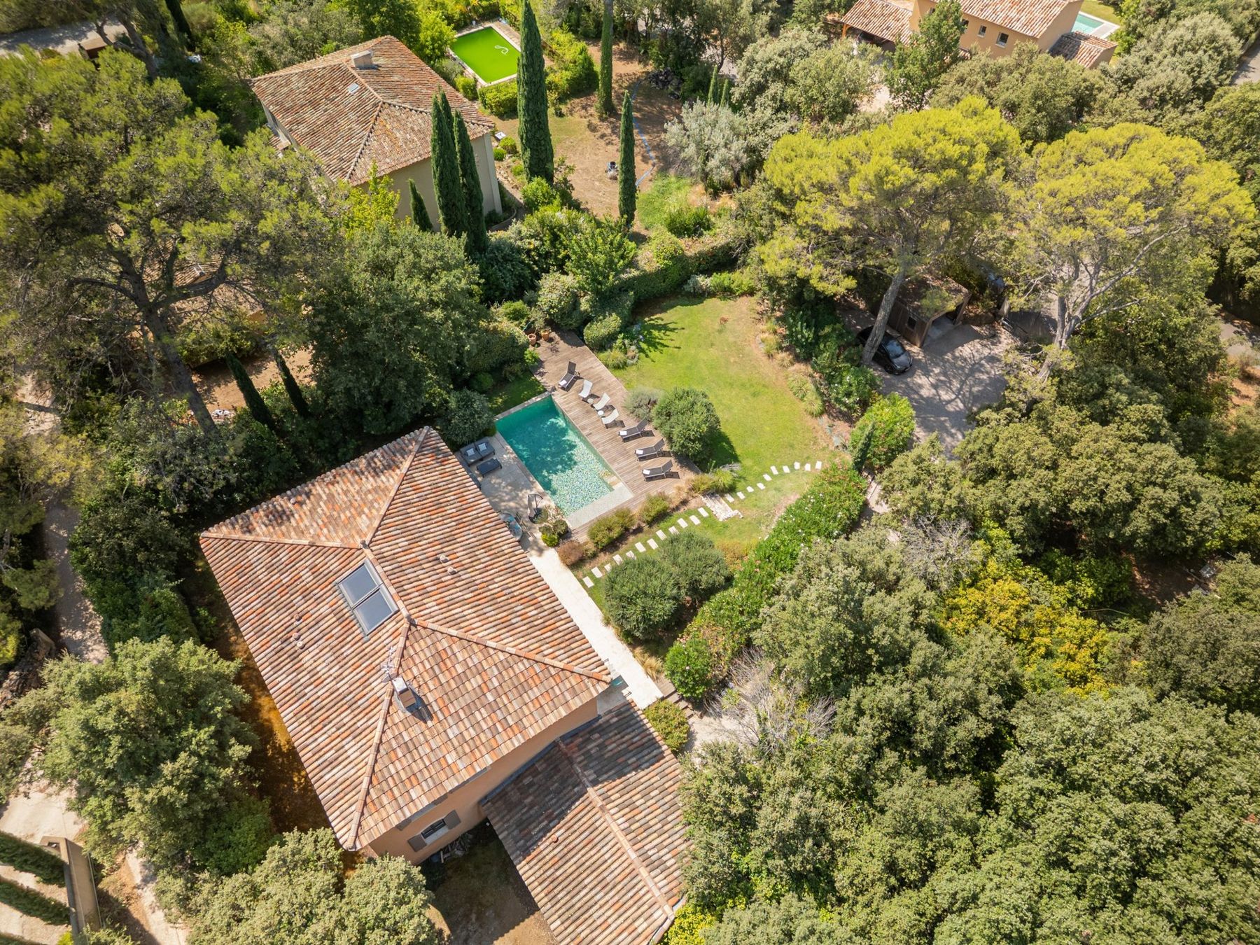 La Bastide Provençale vue du ciel, sa piscine et son jardin