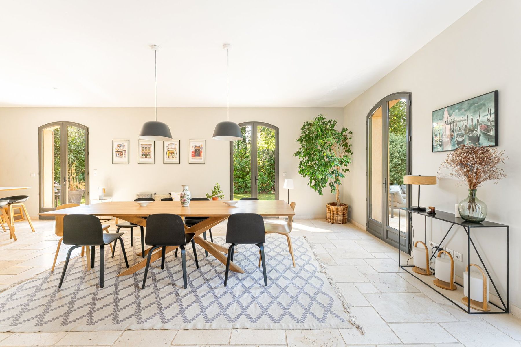 Le séjour et sa grande table, ouvert sur le jardin
