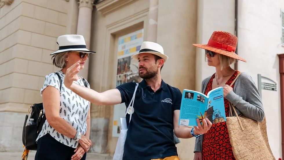 Un guide raconte Aix à deux visiteuses