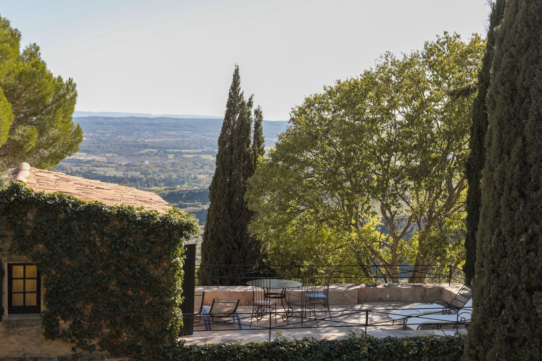 Une terrasse face à la plaine du pays d'Aix, entre cyprès et oliviers