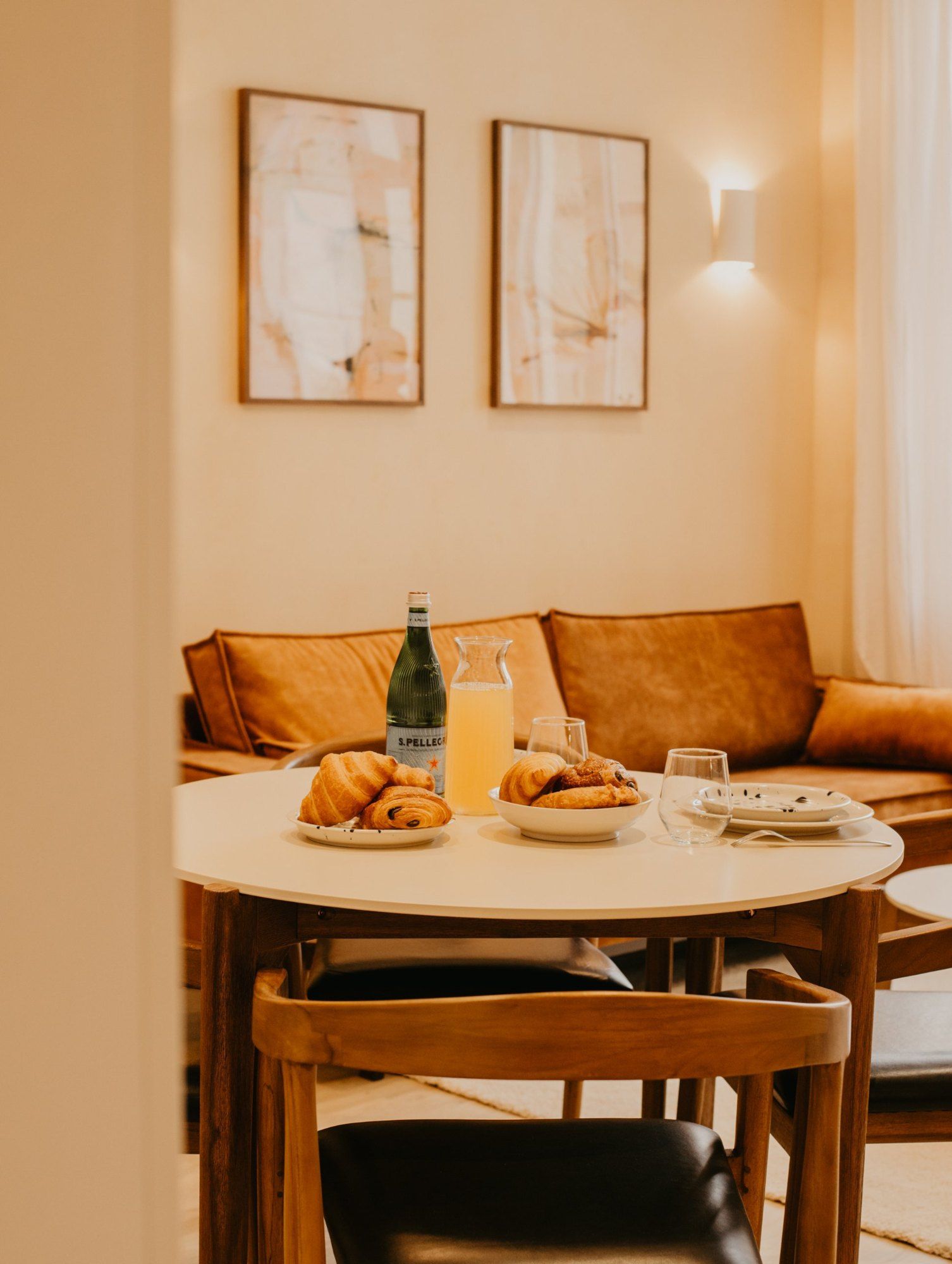 Un petit déjeuner servi sur une table ronde