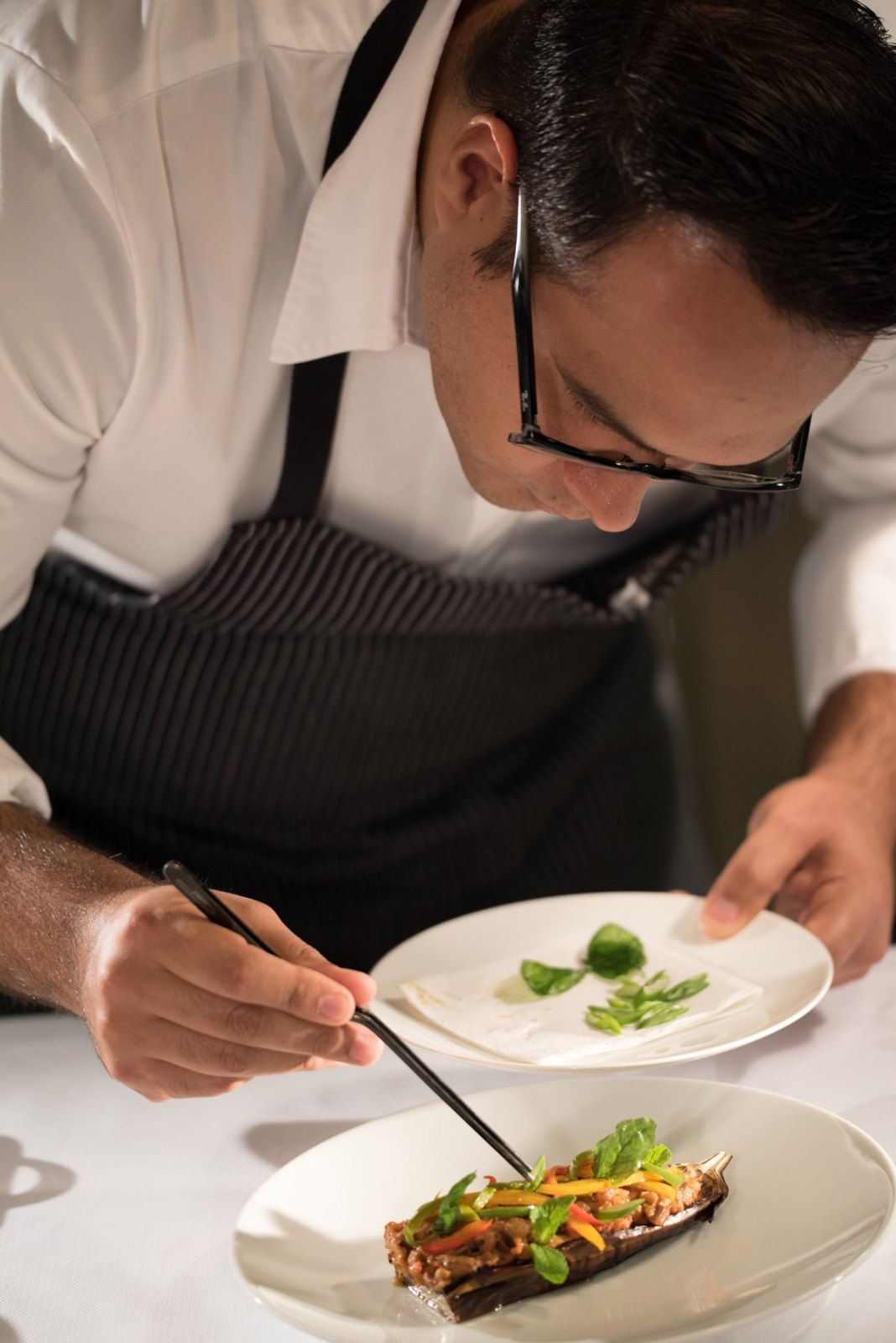 Un chef dresse une assiette
