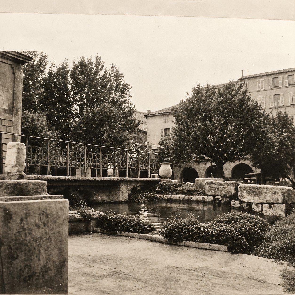 Le bassin des anciens thermes, photographie ancienne