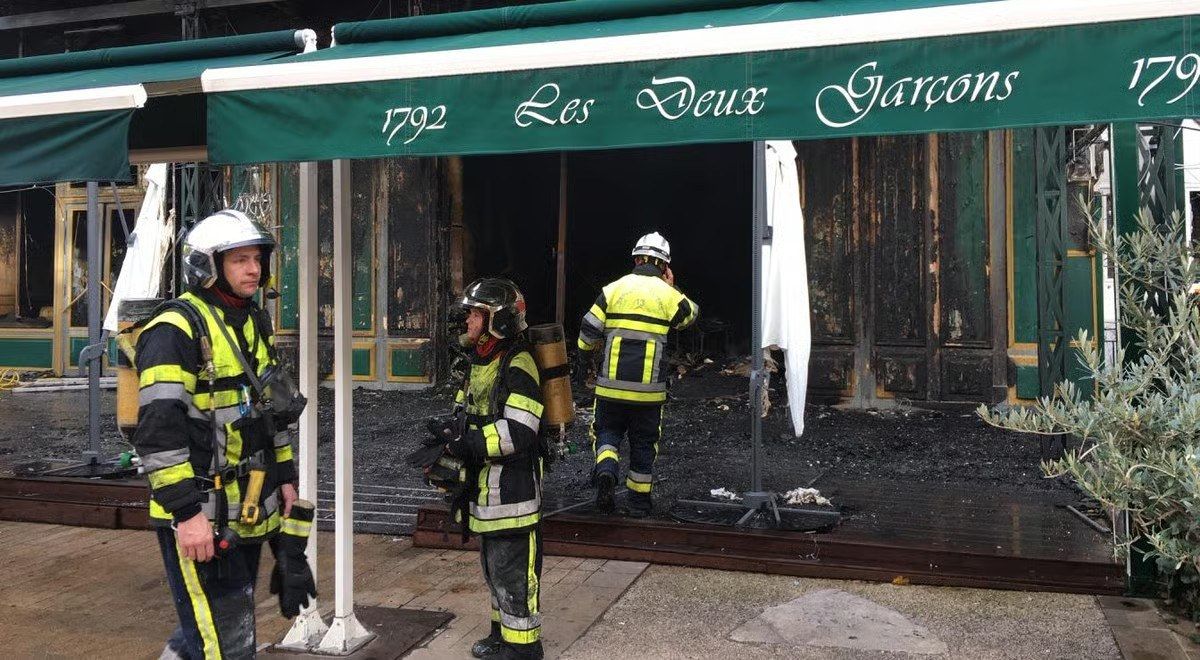 Les pompiers devant la brasserie après l'incendie de 2019
