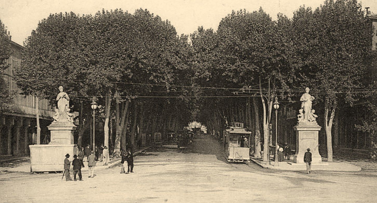 Carte postale ancienne de l'entrée du cours Mirabeau avec le tramway