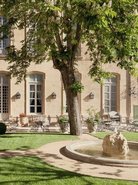 La cour et le jardin de l'hôtel de Caumont
