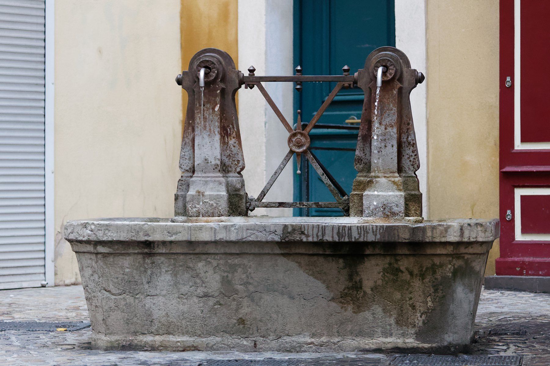 La fontaine des Deux‑Canons, rue Boulegon