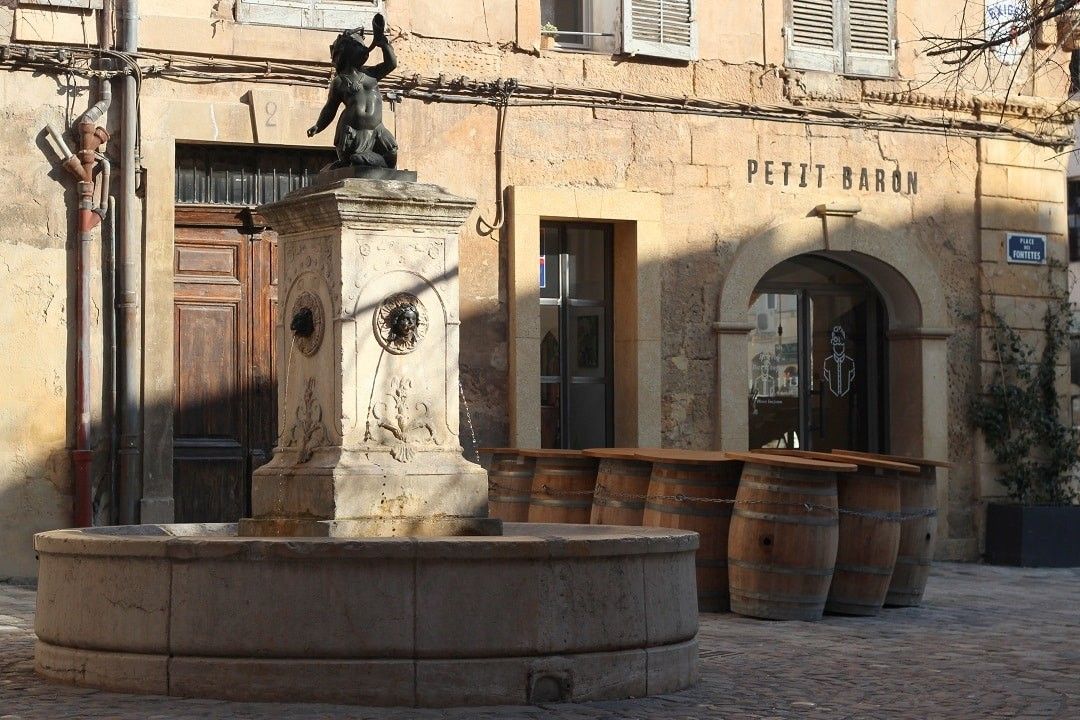 La fontaine des Fontêtes et son triton