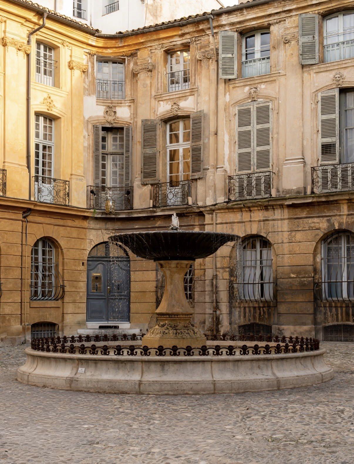 La place d'Albertas et sa fontaine