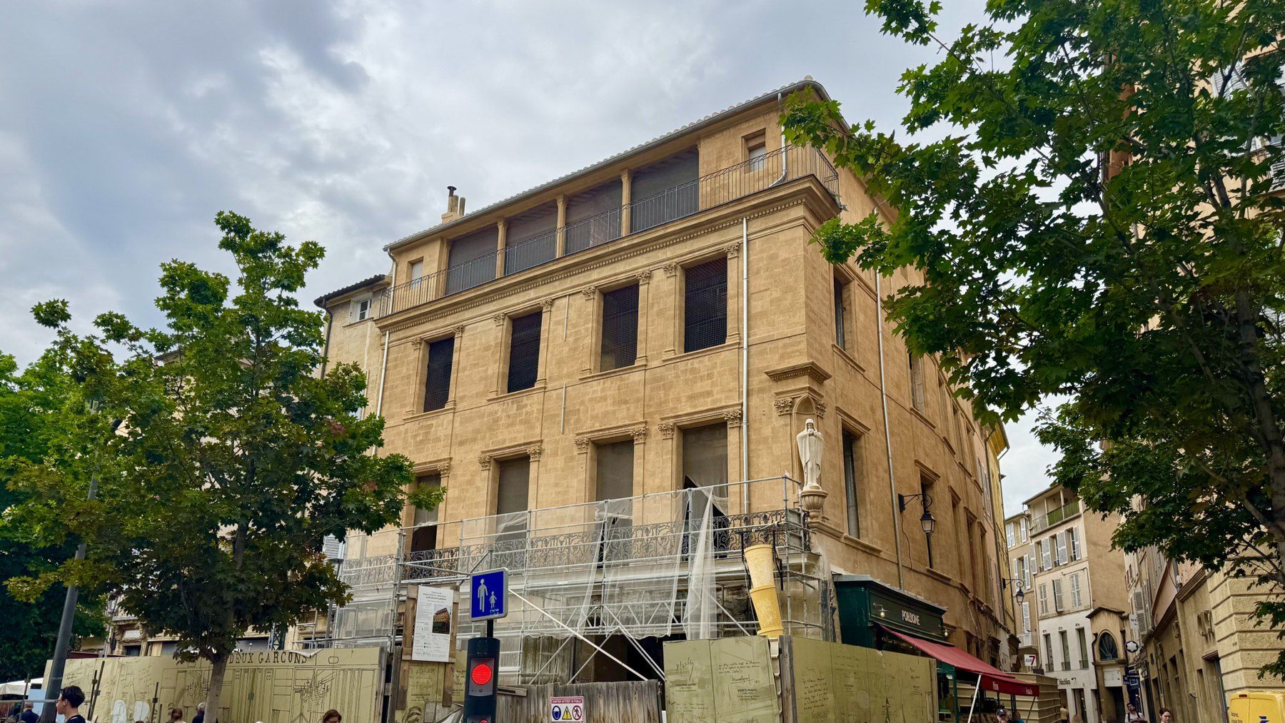 La façade de l'hôtel de Gantès restaurée, avec le chantier des Deux Garçons